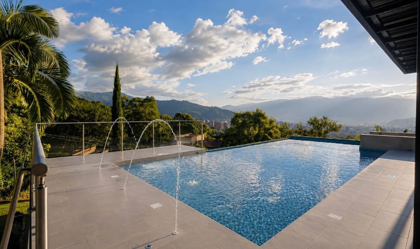 Casa de 7 alcobas en venta en Loma Del Chocho, Envigado, 850 m² · foto 13 de 23