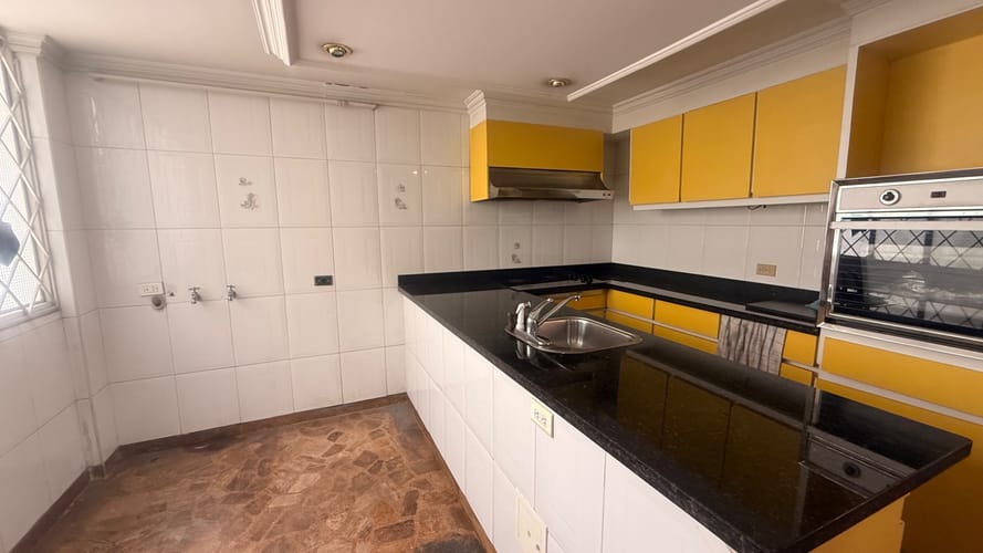 Apartamento de 3 alcobas en venta en Santa Barbara Central, Bogotá, 241 m² · foto 9 de 24