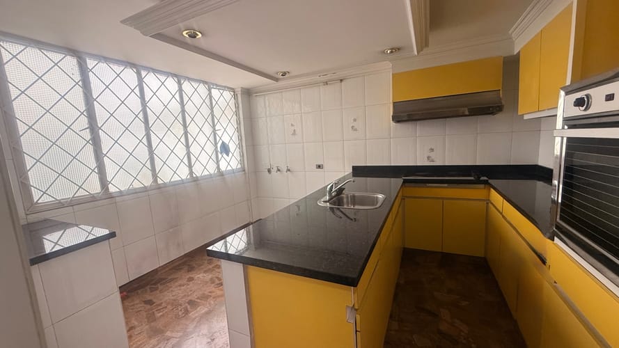 Apartamento de 3 alcobas en venta en Santa Barbara Central, Bogotá, 241 m² · foto 17 de 24
