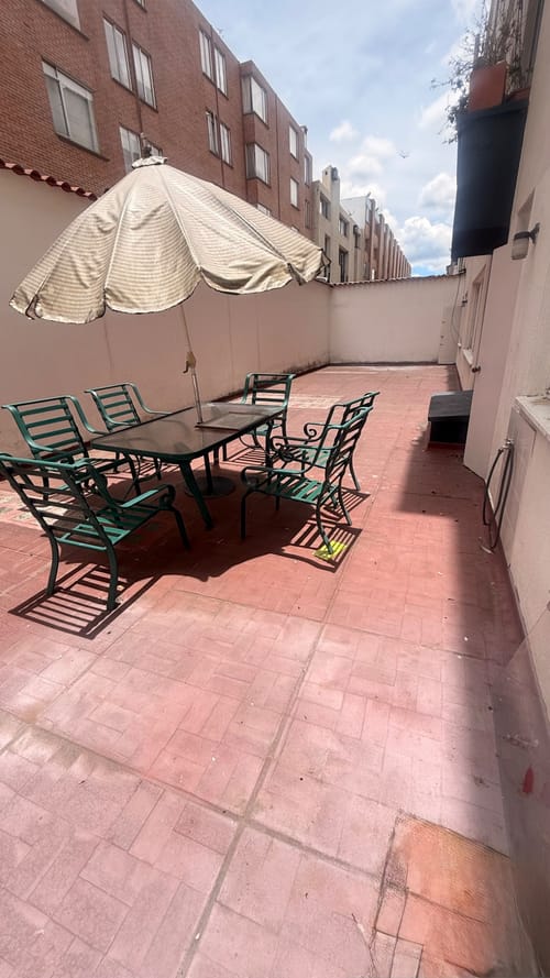 Apartamento de 3 alcobas en venta en Santa Barbara Central, Bogotá, 241 m² · foto 2 de 24