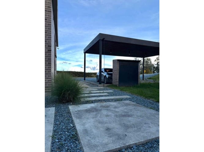 Casa de 3 alcobas en venta en Loma Del Escobero, Envigado, 270 m² · foto 2 de 14