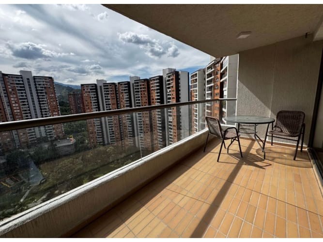 Apartamento en venta en Loma De Los Bernal, Medellín · foto 5 de 10