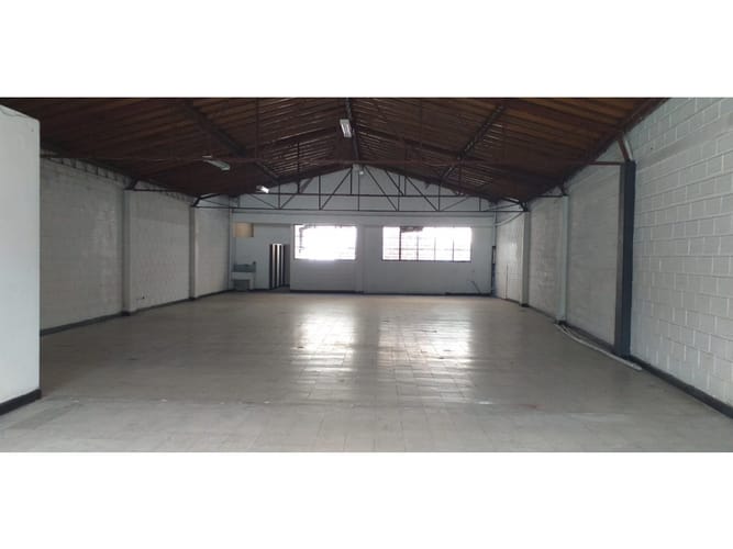 Bodega en arriendo en La Aguacatala, Medellín, 300 m² · foto 2 de 12