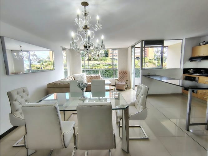 Apartamento de 2 alcobas en venta en El Poblado, Medellín, 77 m² · foto 2 de 17