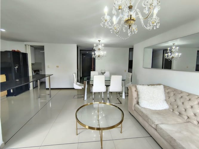 Apartamento de 2 alcobas en venta en El Poblado, Medellín, 77 m² · foto 4 de 17