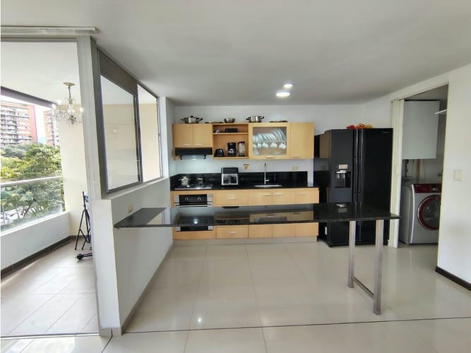 Apartamento de 2 alcobas en venta en El Poblado, Medellín, 77 m² · foto 6 de 17
