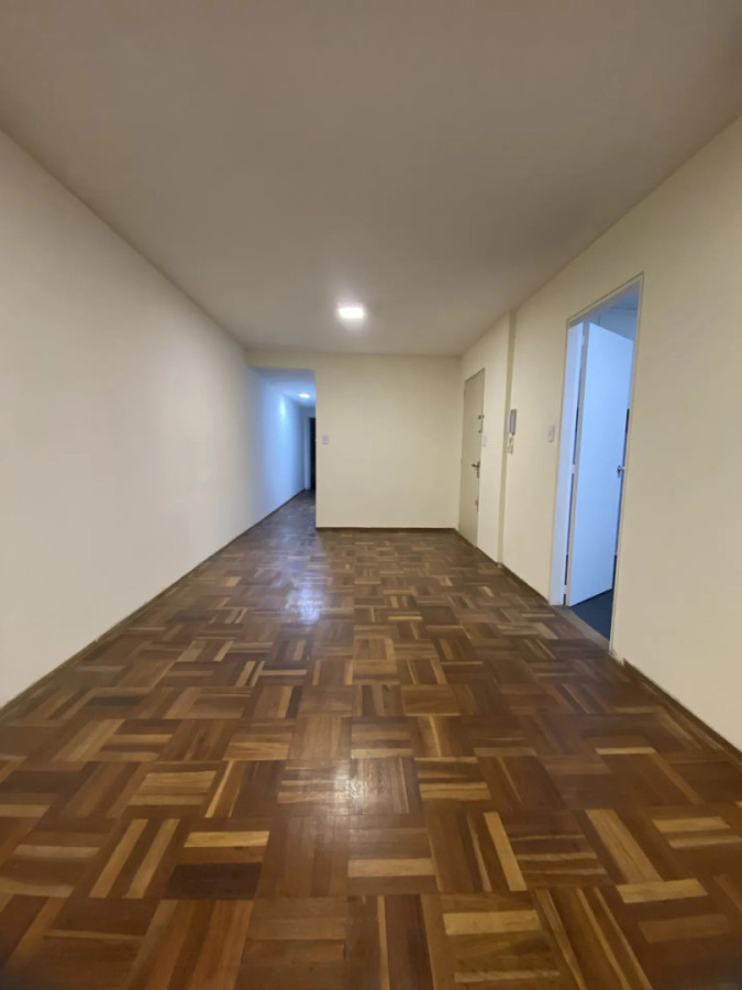Alquiler Apartamento 2 Dormitorios Con Garaje A Pasos De 18 De Julio En Tres Cruces · Foto 3