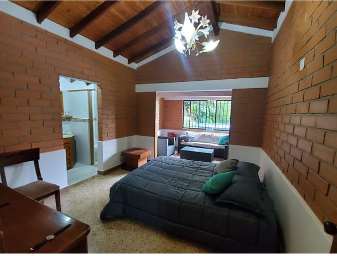 Casa de 7 alcobas en venta en Altos Del Poblado, Medellín, 1200 m² · foto 2 de 10