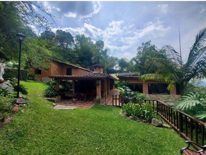 Casa de 7 alcobas en venta en Altos Del Poblado, Medellín, 1200 m² · foto 3 de 10