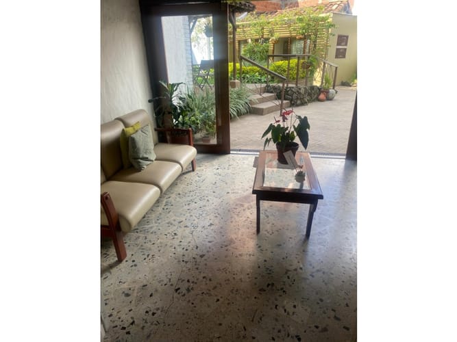 Casa de 5 alcobas en venta en Laureles, Medellín, 382 m² · foto 2 de 23
