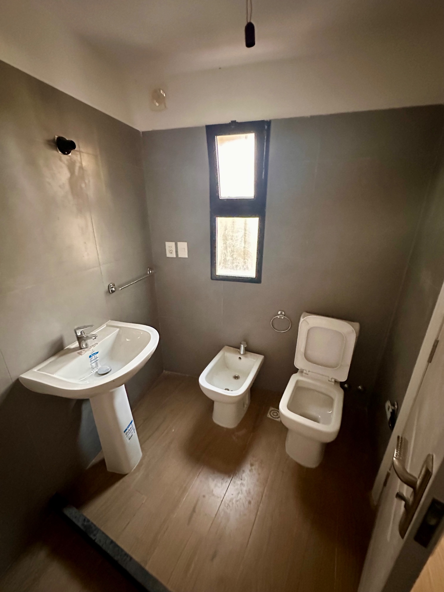Alquilo hermosa casa de 2 dormitorios, garage y terraza con parrillero en el Prado, próximo a Bulevar Artigas y Suárez. · Foto 9