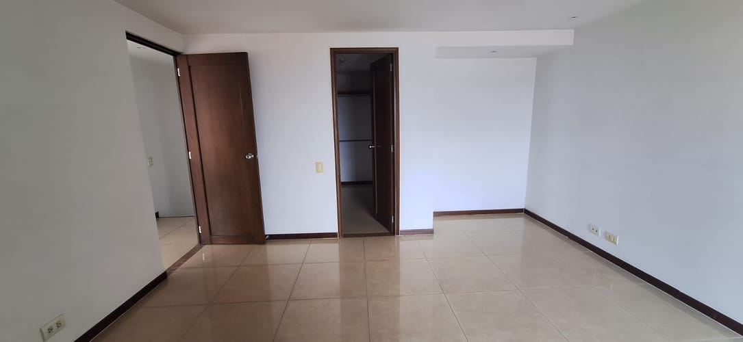 Apartamento de 3 alcobas en arriendo en Oviedo, Medellín, 140 m² · foto 9 de 24