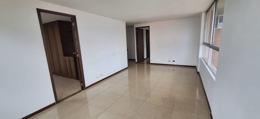 Apartamento de 3 alcobas en arriendo en Oviedo, Medellín, 140 m² · foto 4 de 24