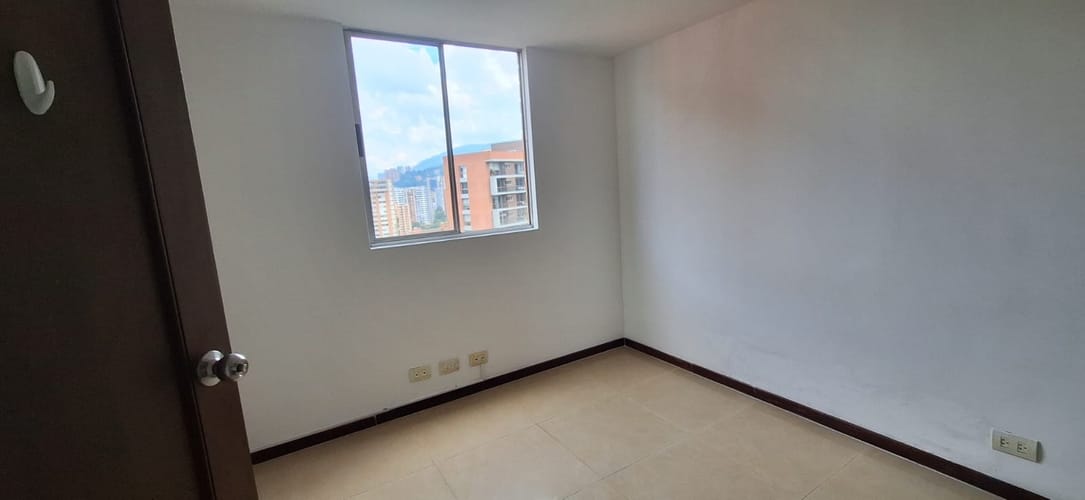 Apartamento de 3 alcobas en arriendo en Oviedo, Medellín, 140 m² · foto 2 de 24