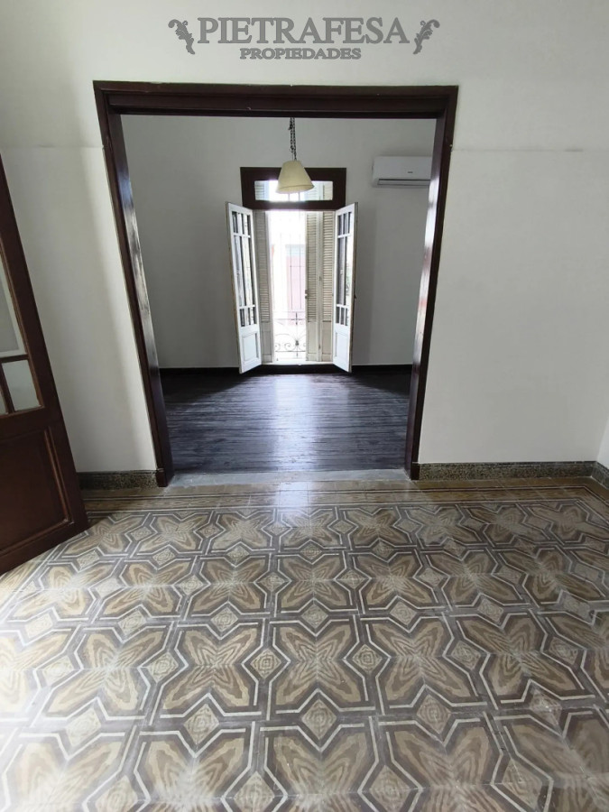 Casa en alquiler, 2 dormitorios, 1 baño, azotea con parrillero. Reducto.