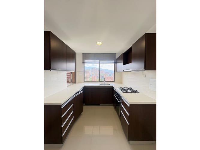 Apartamento de 3 alcobas en arriendo en La Florida, Medellín, 137 m² · foto 3 de 19