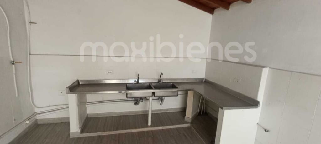 Casa de 16 alcobas en arriendo en Centro, Itagüí, 800 m² · foto 6 de 24
