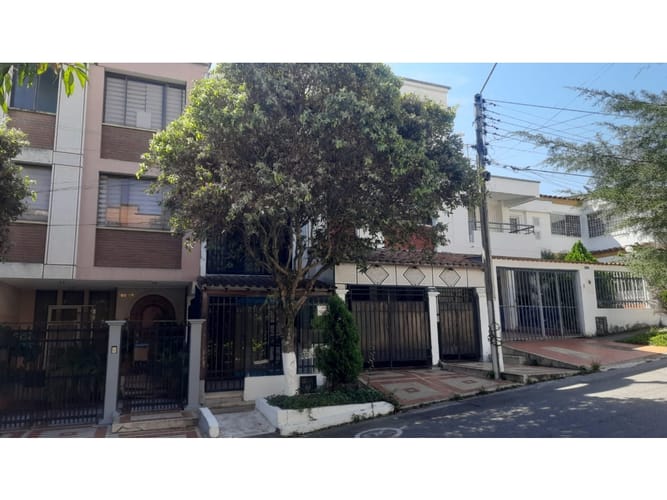 Casa de 4 alcobas en venta en Granjas De Provenza, Bucaramanga, 255 m² · foto 2 de 24