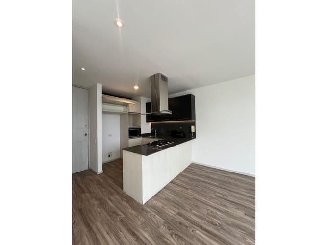 Apartaestudio en arriendo en El Poblado, Medellín, 76 m² · foto 2 de 8