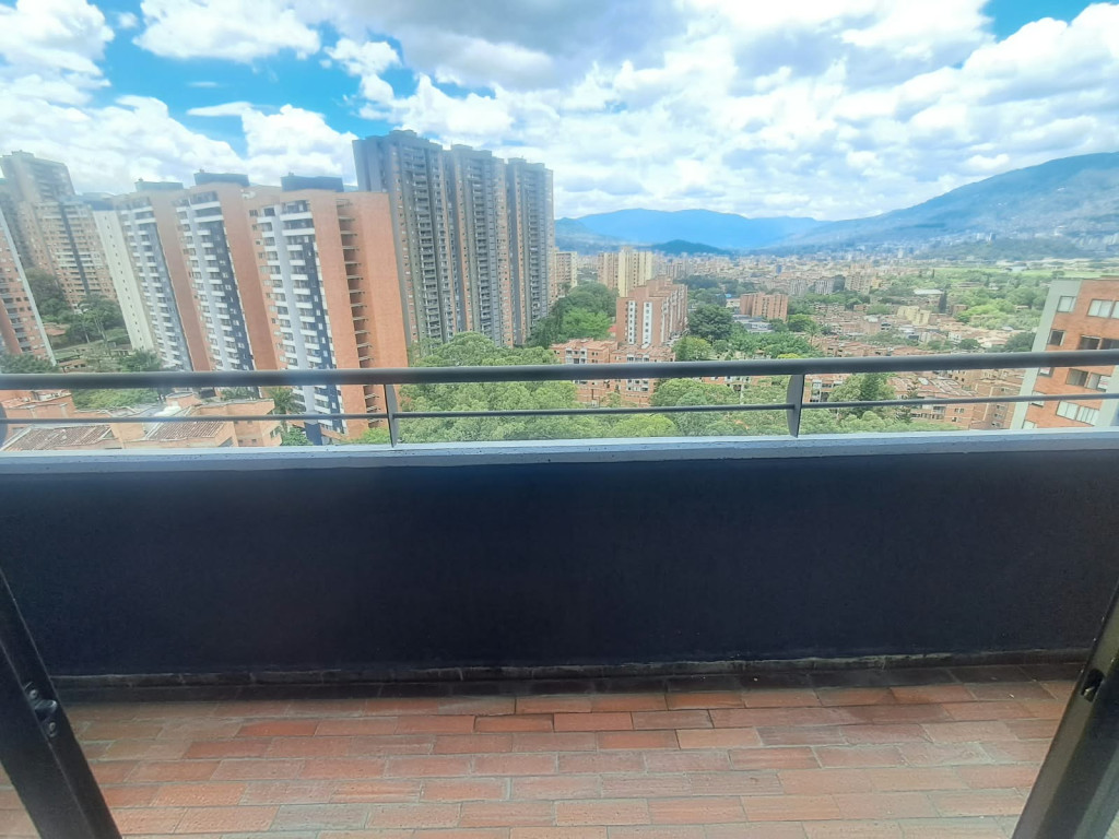 Apartamento en venta en Loma De Los Bernal, Medellín · foto 3 de 24