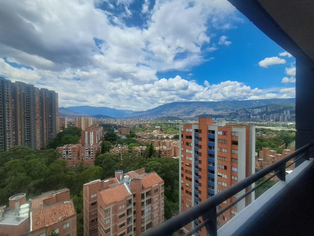 Apartamento en venta en Loma De Los Bernal, Medellín · foto 4 de 24