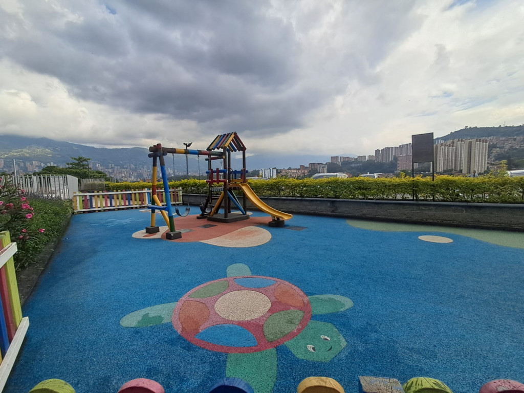 Apartamento en venta en Loma De Los Bernal, Medellín · foto 18 de 24