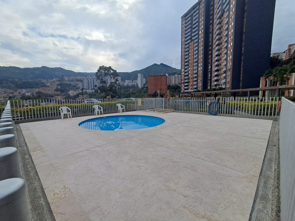 Apartamento en venta en Loma De Los Bernal, Medellín · foto 23 de 24