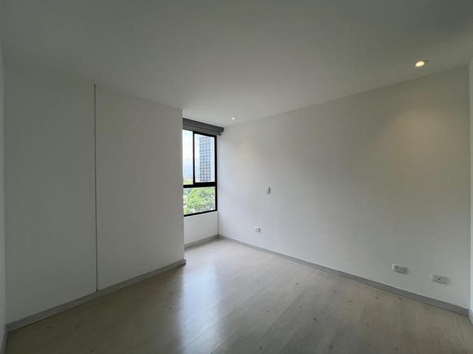 Apartamento de 2 alcobas en venta en El Poblado, Medellín, 76 m² · foto 4 de 16