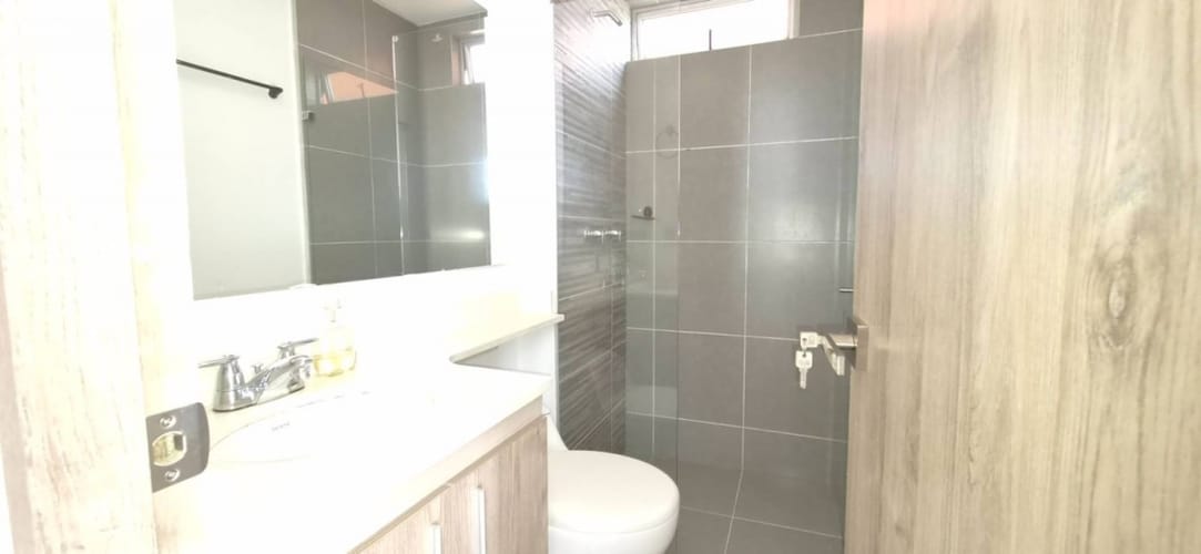 Apartamento de 3 alcobas en venta en Loma De Los Bernal, Medellín, 83 m² · foto 2 de 15