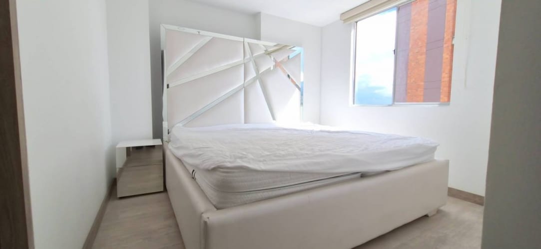 Apartamento de 3 alcobas en venta en Loma De Los Bernal, Medellín, 83 m² · foto 10 de 15