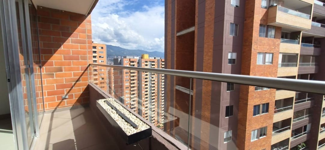 Apartamento de 3 alcobas en venta en Loma De Los Bernal, Medellín, 83 m² · foto 12 de 15