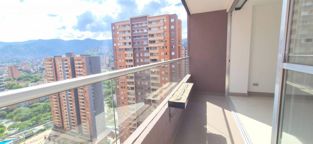 Apartamento de 3 alcobas en venta en Loma De Los Bernal, Medellín, 83 m² · foto 13 de 15