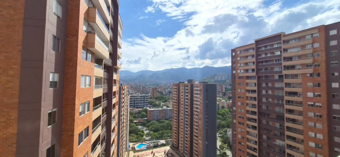 Apartamento de 3 alcobas en venta en Loma De Los Bernal, Medellín, 83 m² · foto 14 de 15