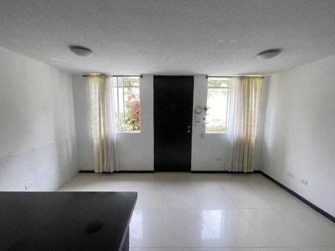 Apartamento de 3 alcobas en arriendo en Rodeo Alto, Medellín, 75 m² · foto 2 de 7