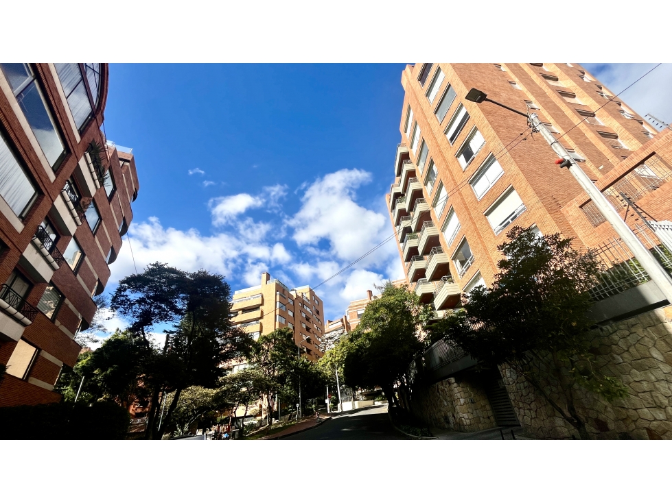 Apartamento en venta en Los Rosales, Bogotá · foto 2 de 24