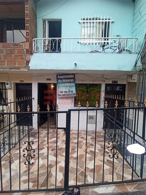 Casa de 3 alcobas en venta en Robledo, Medellín, 77 m² · foto 2 de 10