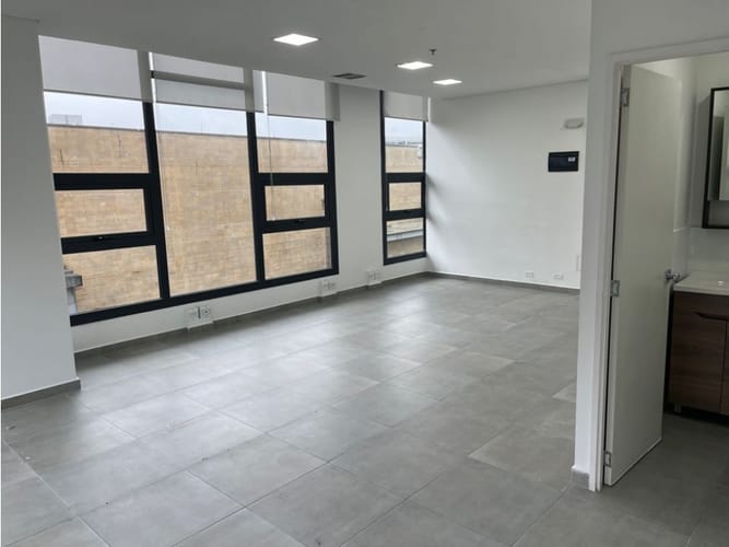 Oficina en arriendo en Milla De Oro, Medellín, 50 m² · foto 2 de 9