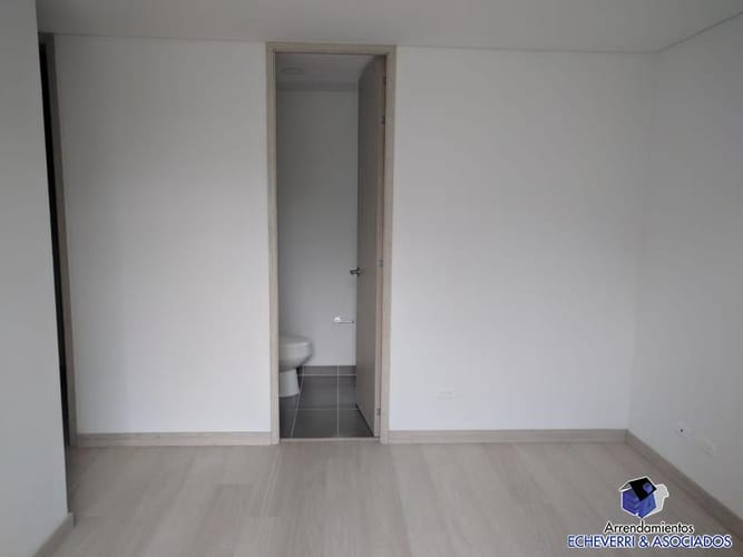 Apartamento de 3 alcobas en arriendo en Loma Del Escobero, Envigado, 90 m² · foto 8 de 9