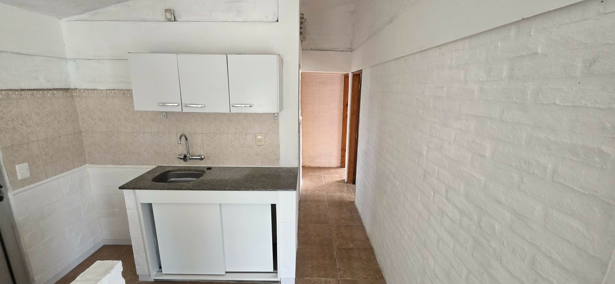 Chalet clásico a dos aguas ubicado en Pinar Sur, de 66 m2 edificados, 3 dormitorios y 1 baño, cochera techada de 28 m2 con parrillero, gran superficie de terreno 595 m2. · Foto 11