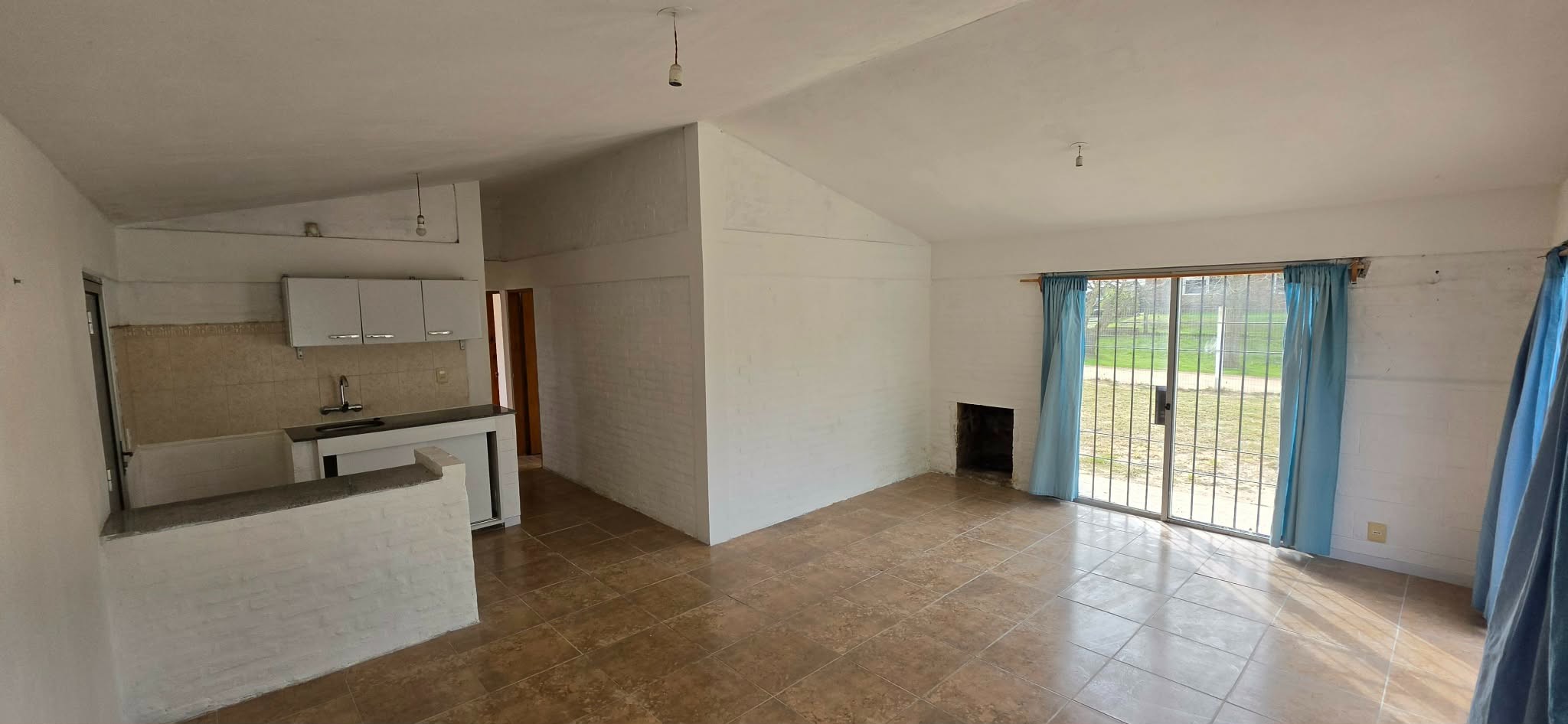 Chalet clásico a dos aguas ubicado en Pinar Sur, de 66 m2 edificados, 3 dormitorios y 1 baño, cochera techada de 28 m2 con parrillero, gran superficie de terreno 595 m2. · Foto 6