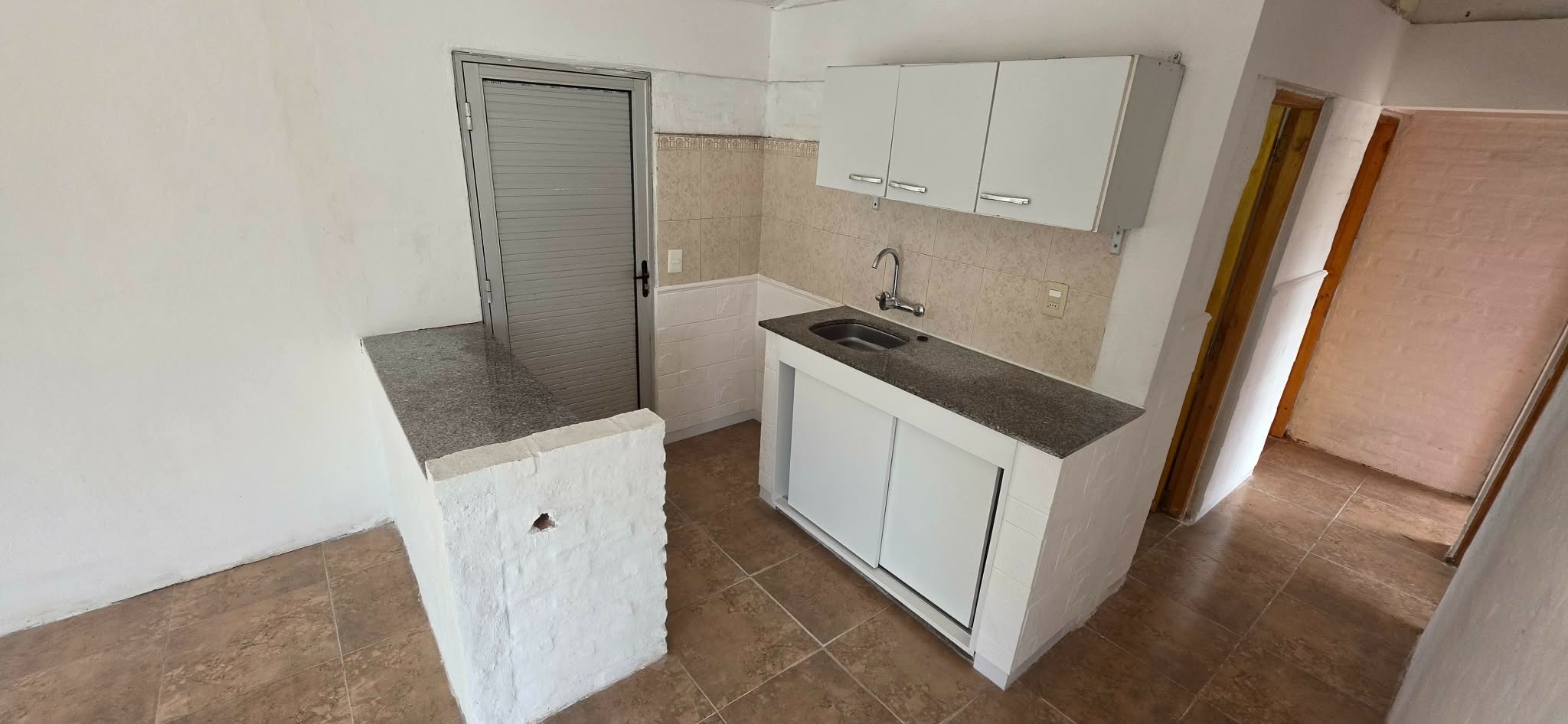 Chalet clásico a dos aguas ubicado en Pinar Sur, de 66 m2 edificados, 3 dormitorios y 1 baño, cochera techada de 28 m2 con parrillero, gran superficie de terreno 595 m2. · Foto 12