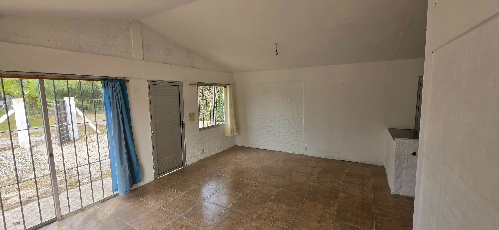Chalet clásico a dos aguas ubicado en Pinar Sur, de 66 m2 edificados, 3 dormitorios y 1 baño, cochera techada de 28 m2 con parrillero, gran superficie de terreno 595 m2. · Foto 9