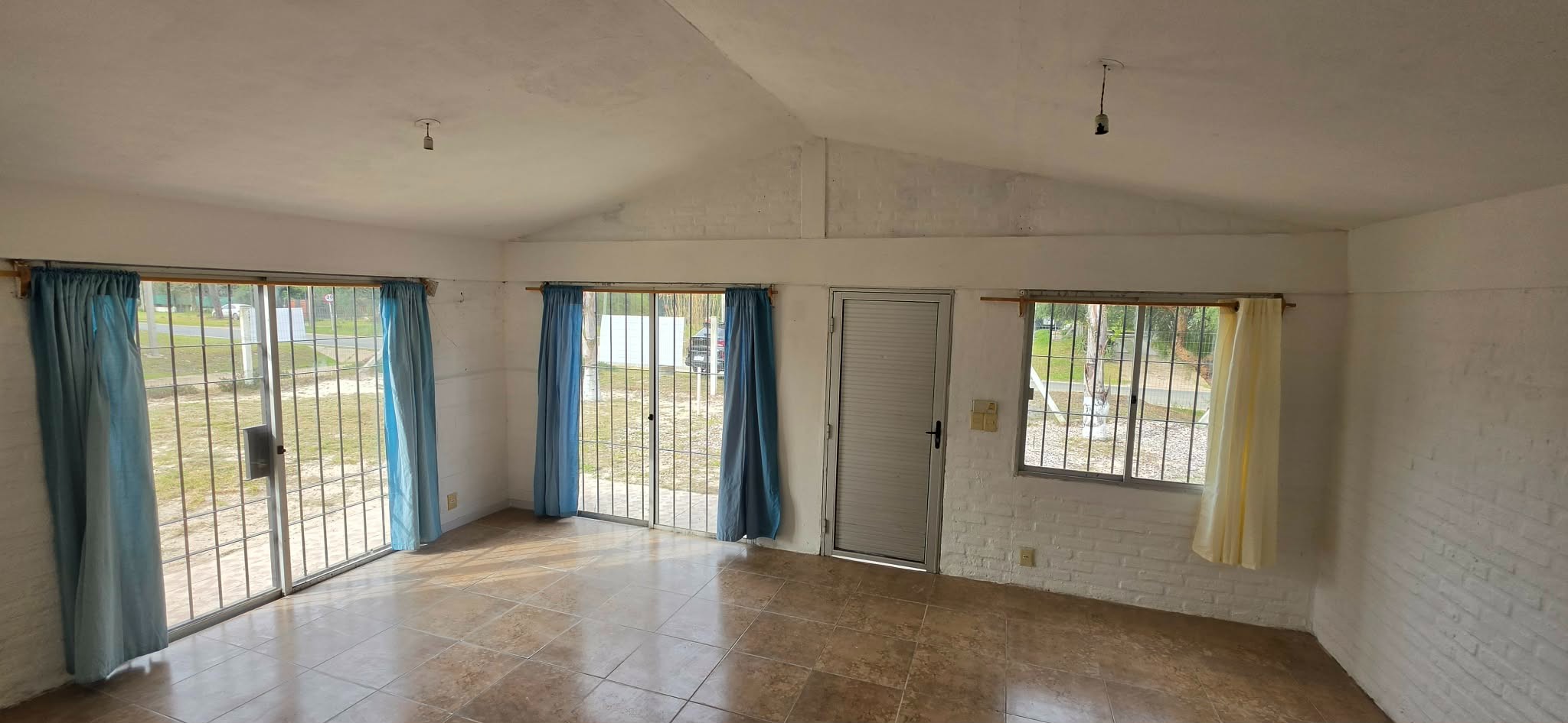 Chalet clásico a dos aguas ubicado en Pinar Sur, de 66 m2 edificados, 3 dormitorios y 1 baño, cochera techada de 28 m2 con parrillero, gran superficie de terreno 595 m2. · Foto 7