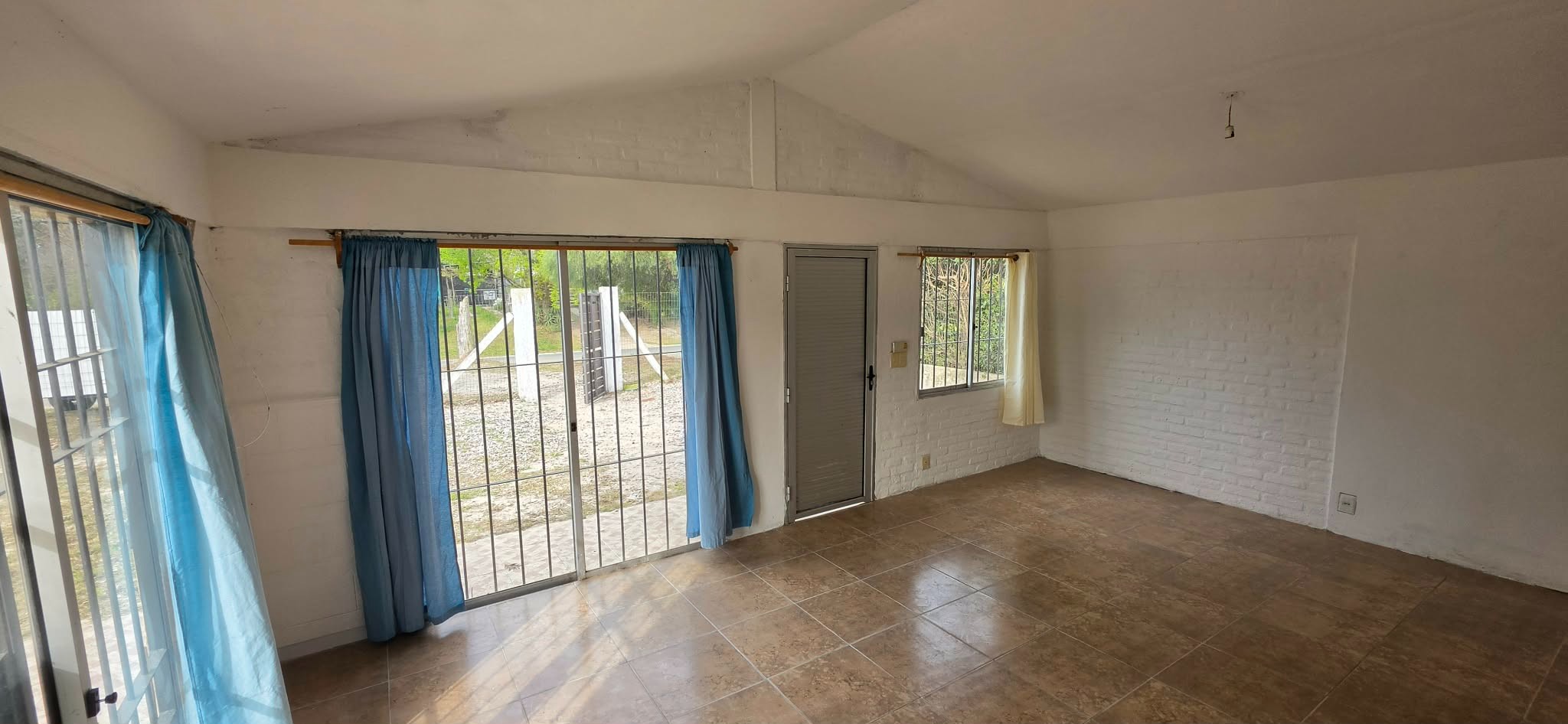 Chalet clásico a dos aguas ubicado en Pinar Sur, de 66 m2 edificados, 3 dormitorios y 1 baño, cochera techada de 28 m2 con parrillero, gran superficie de terreno 595 m2. · Foto 8