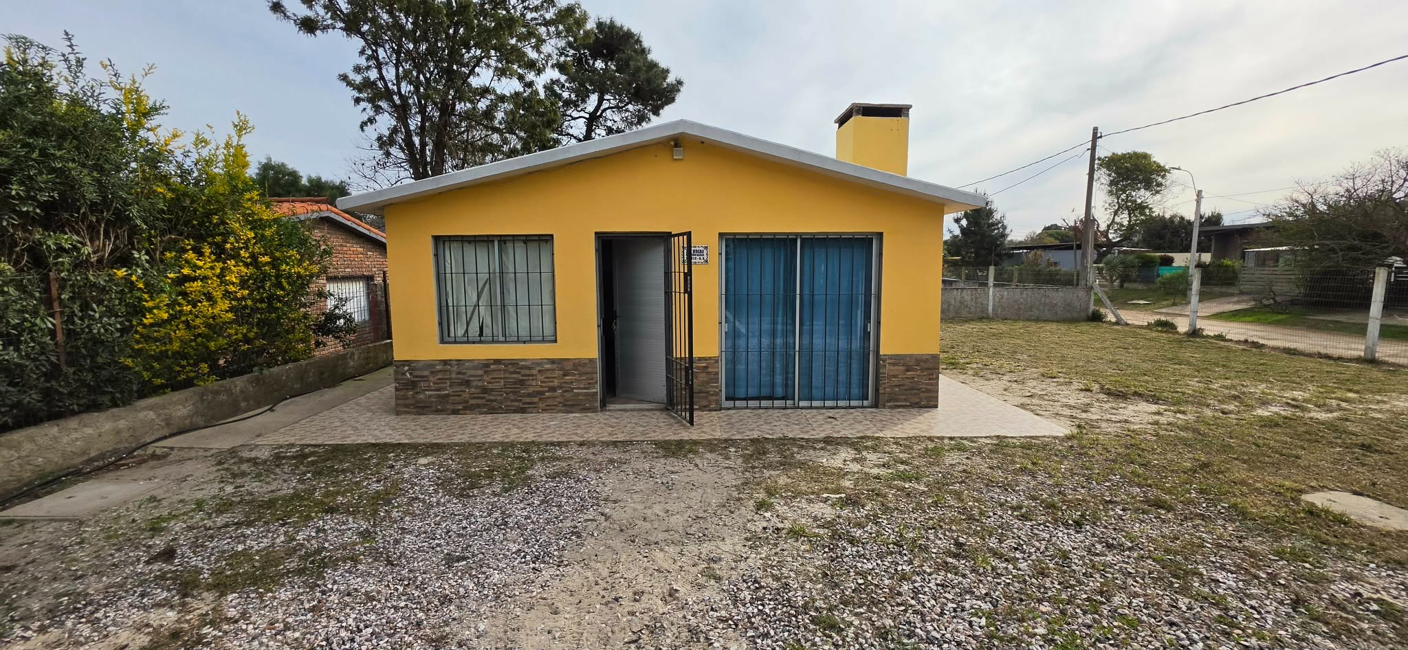 Chalet clásico a dos aguas ubicado en Pinar Sur, de 66 m2 edificados, 3 dormitorios y 1 baño, cochera techada de 28 m2 con parrillero, gran superficie de terreno 595 m2. · Foto 4