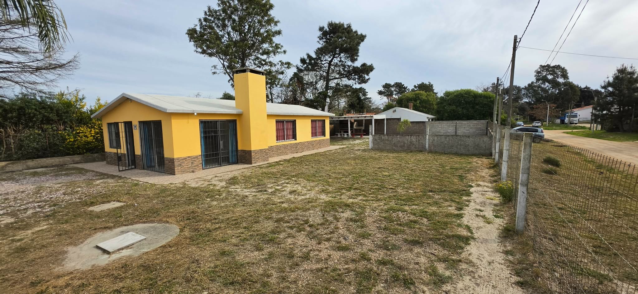 Chalet clásico a dos aguas ubicado en Pinar Sur, de 66 m2 edificados, 3 dormitorios y 1 baño, cochera techada de 28 m2 con parrillero, gran superficie de terreno 595 m2. · Foto 2