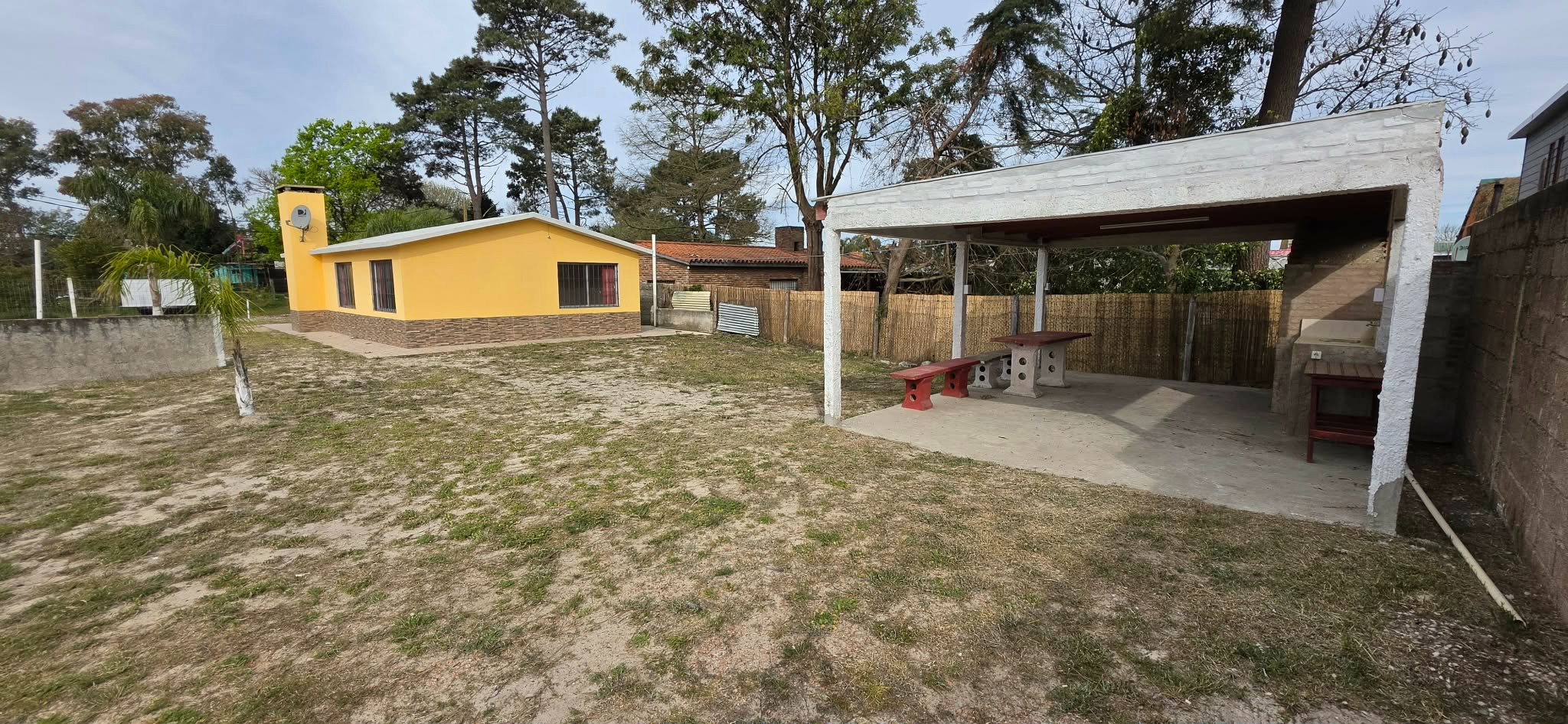 Chalet clásico a dos aguas ubicado en Pinar Sur, de 66 m2 edificados, 3 dormitorios y 1 baño, cochera techada de 28 m2 con parrillero, gran superficie de terreno 595 m2. · Foto 5