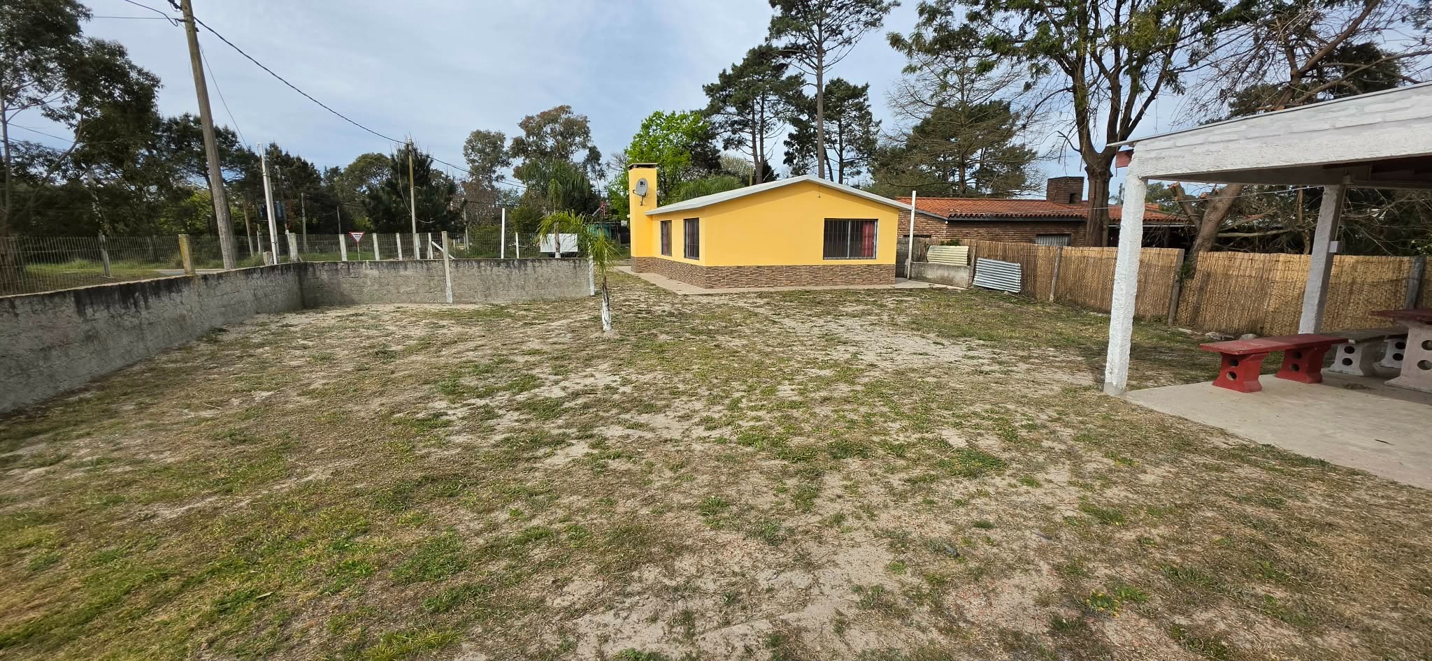 Chalet clásico a dos aguas ubicado en Pinar Sur, de 66 m2 edificados, 3 dormitorios y 1 baño, cochera techada de 28 m2 con parrillero, gran superficie de terreno 595 m2. · Foto 3