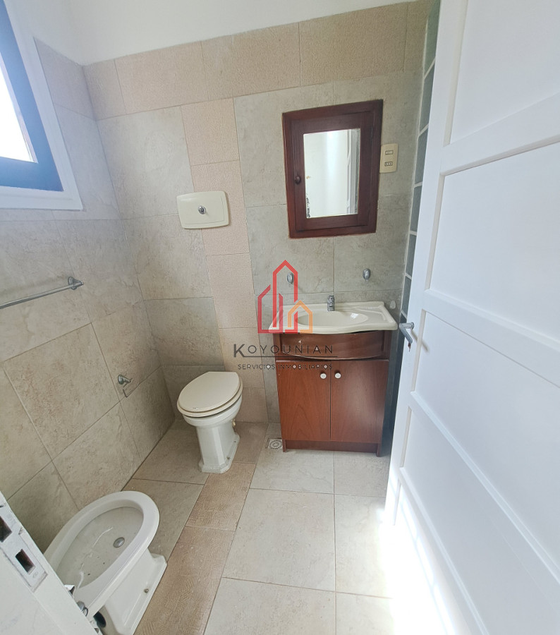 Alquiler apto tipo casa duplex, solo por ANDA, Estrazulas a 3 del mar, 2 plantas, patio y 2 terrazas, 3 dormitorios, 2 baños, interior de manzana · Foto 9