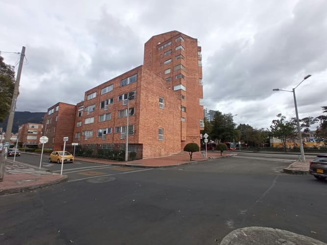Apartamento de 3 alcobas en venta en Polo Club, Bogotá, 108 m² · foto 2 de 24